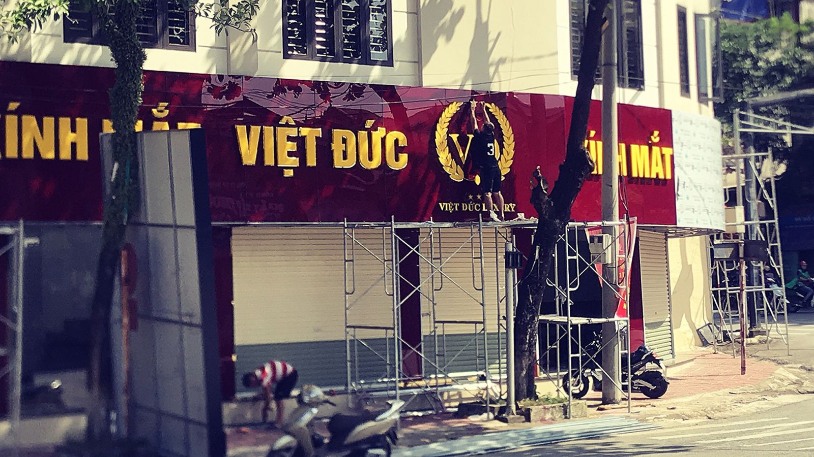 thi công biển quảng cáo chuyên nghiệp cho kính mắt Việt Đức